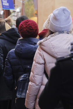 Folk som går på en gata i Stockholm